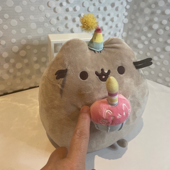 GUND Pusheen Snackables 🎂🥳Birthday Cupcake Plush Stuffed Animal, Gray, 10.5" - Picture 4 of 8